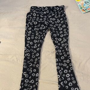No Boundaries Black and White Daisy Leggings